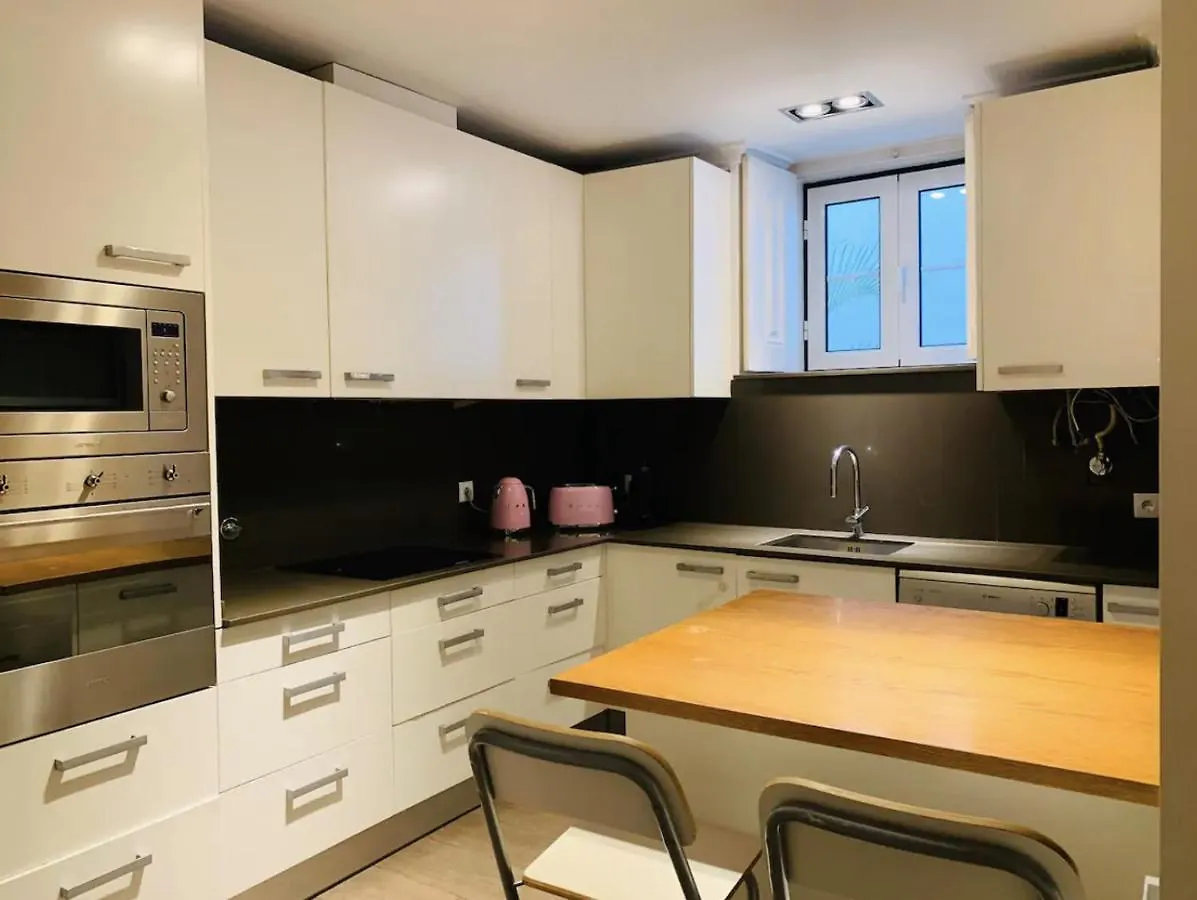 Charming 4 Bedroom Apartment In Chiado Lisbon